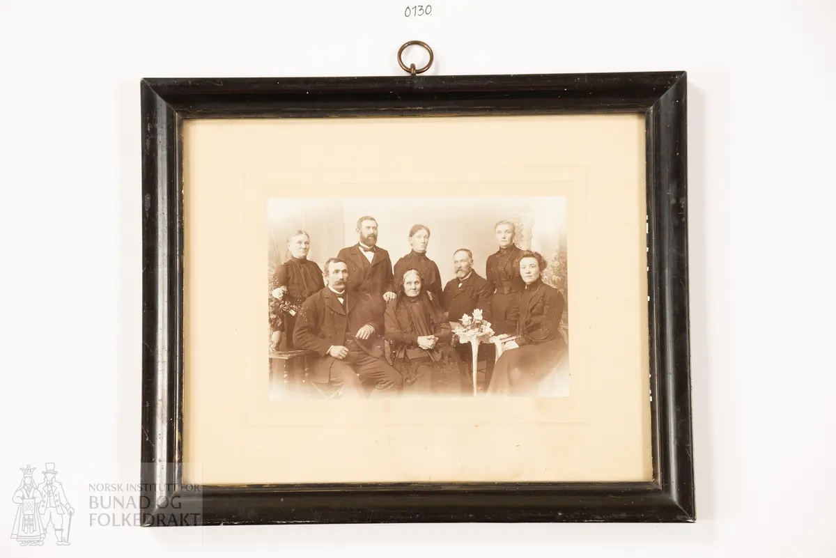 Fotografi. Inger Kristine Osmundsdatter (1828-1917) med voksne barn, Osmund f. 1849, Ingeborg f. 1851, Anne Gurine f. 1853, Odine Andrea f. 1856, Daniel f. 1860, Thomas f. 1865, Inger Marie f. 1871.