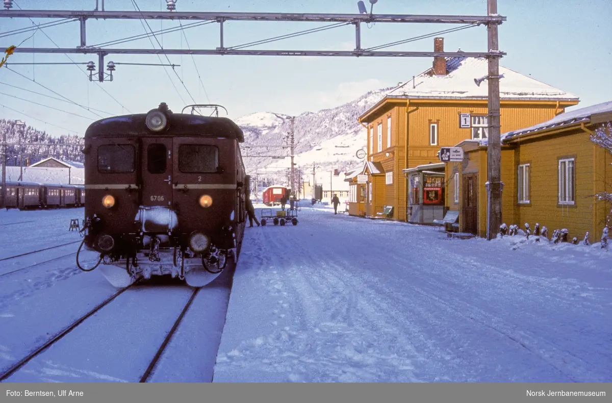 Elektrisk motorvogn BM 67 06 med persontog til Oslo Ø, tog 694, på Ål stasjon