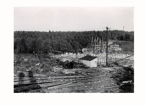Anläggande av Skogsforsens kraftverk i Ätran på uppdrag av Yngeredsfors kraft AB. Byggandet startade vid midsommar 1937 och kraftverket togs i bruk 1939.