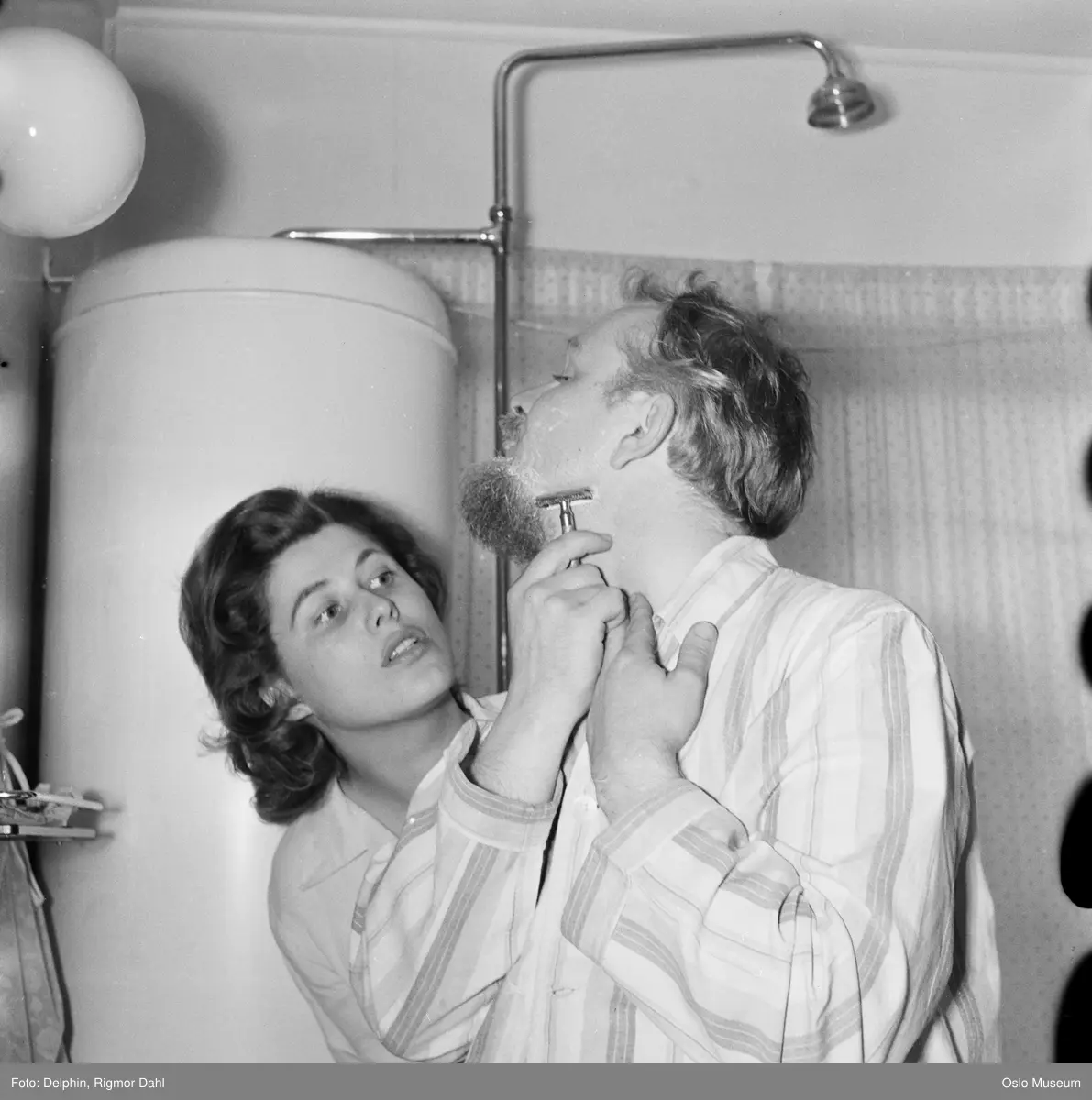 bolig, interiør, baderom, ektepar, kvinne, skuespiller, mann, lektor, forfatter, barbering