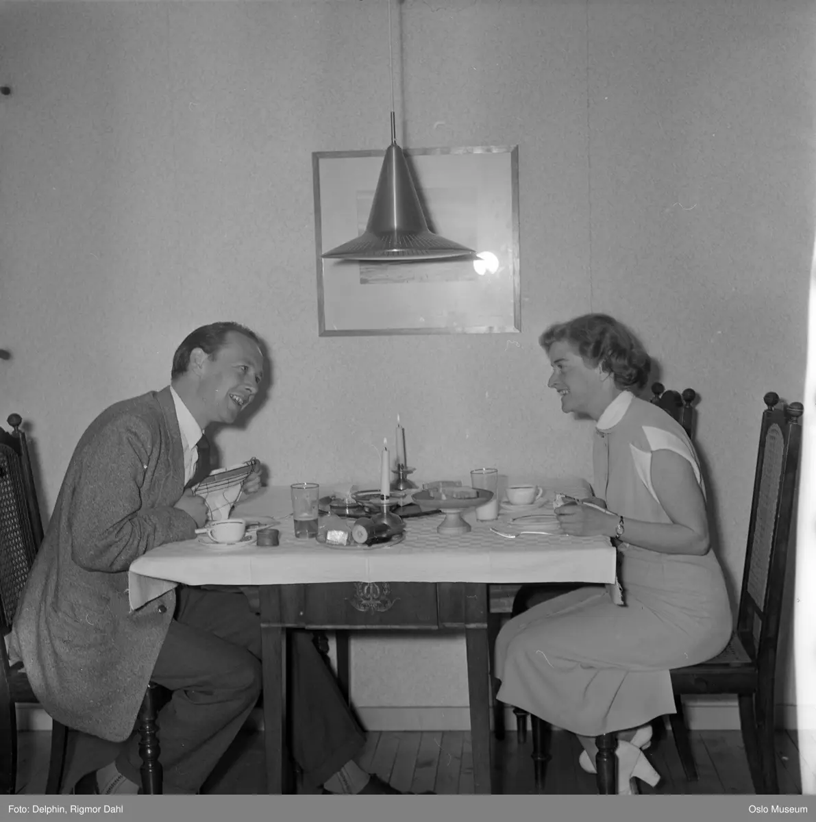 bolig, interiør, ektepar, skuespillere, sittende helfigur, spisebord