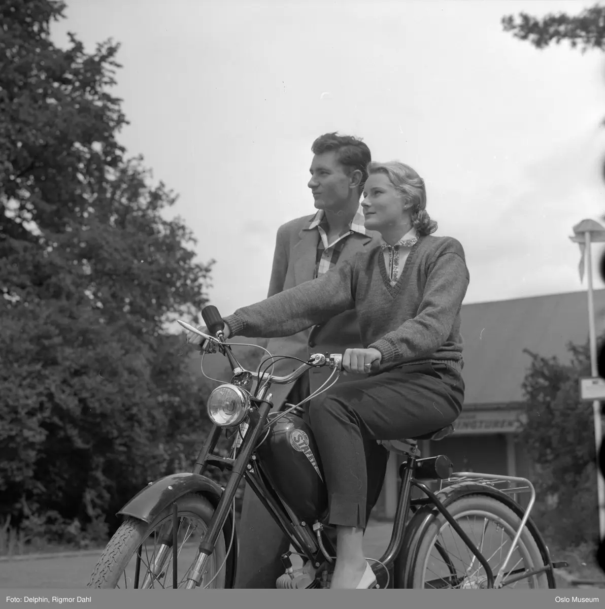 Frogner Hovedgård, Oslo Bymuseum, campingutstilling, mann, kvinne, sykkel med motor