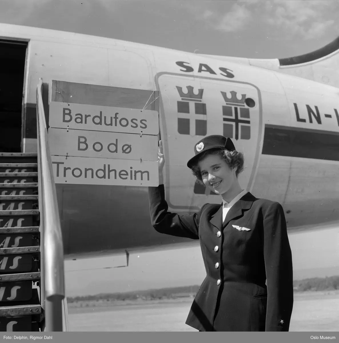 Oslo lufthavn Fornebu, kvinne, flyvertinneuniform, SAS-fly Haakon Viking