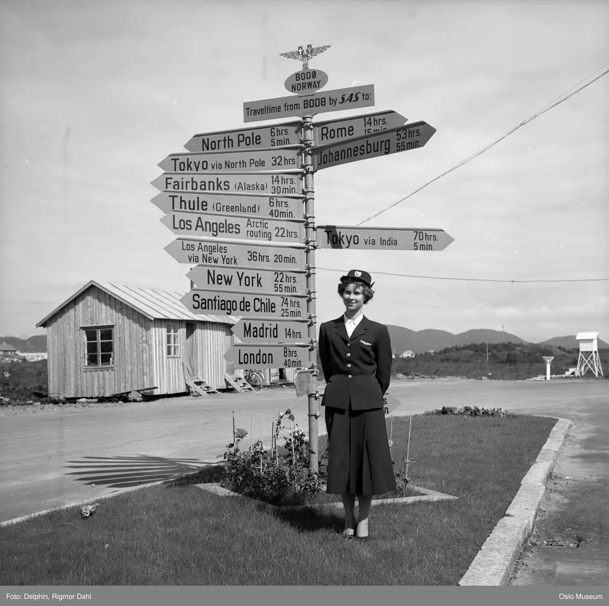 Bodø lufthavn, kvinne, flyvertinneuniform, skilt