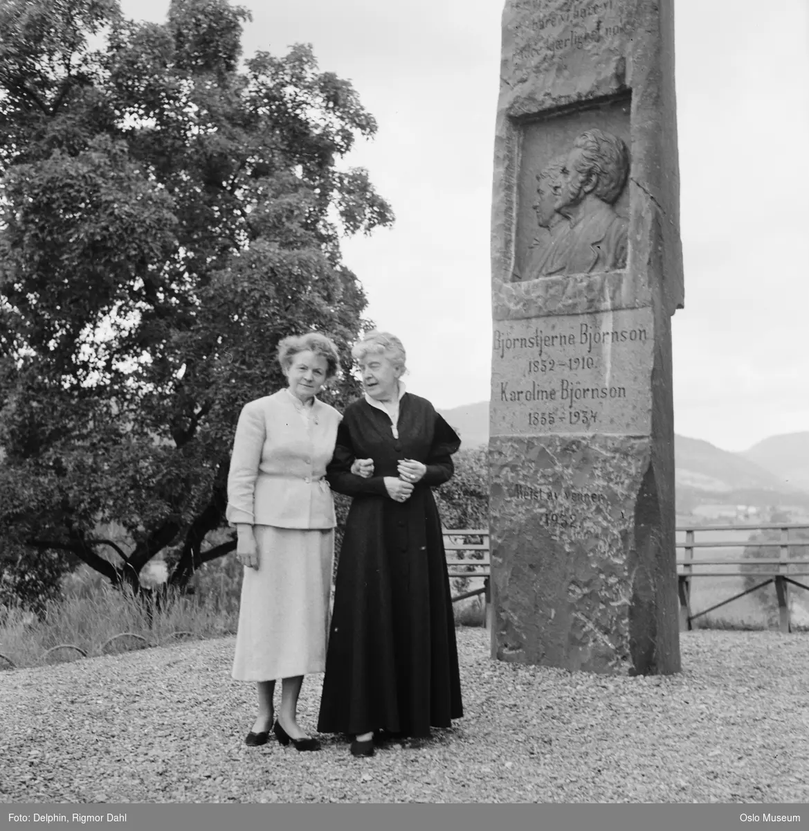 Aulestad, kvinner, stående helfigur ved bautastein