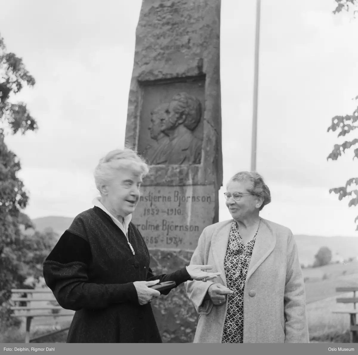 Aulestad, kvinner, stående halvfigur ved bautastein