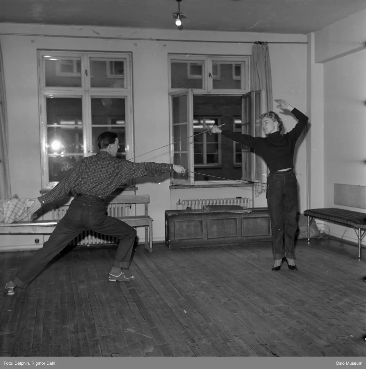 Folketeatret, interiør, prøvesal, mann, kvinne, skuespillere, fekteutstyr