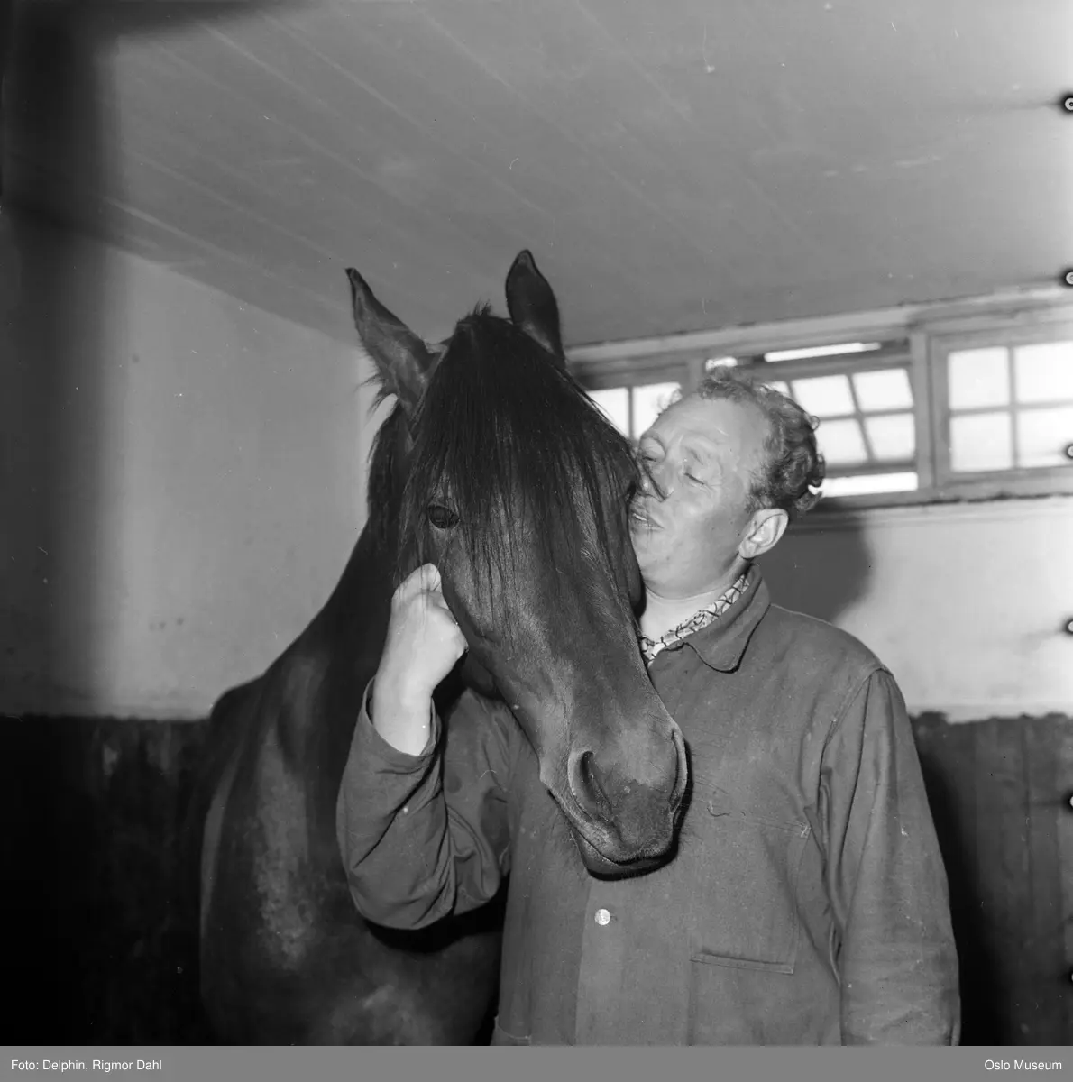 Bjerkebanen, interiør, stall, hest, mann