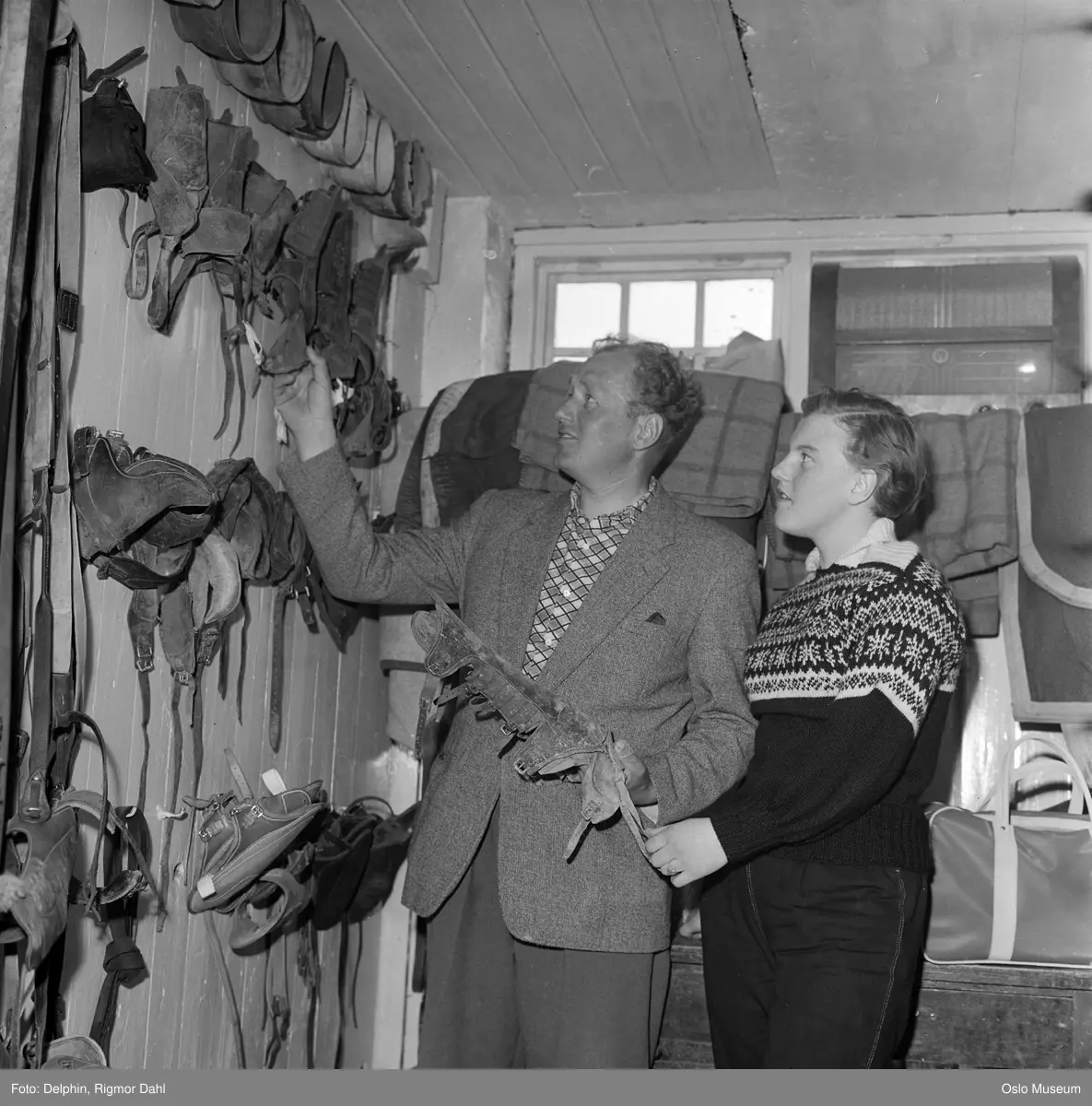 Bjerkebanen, interiør, stall, mann, kvinne