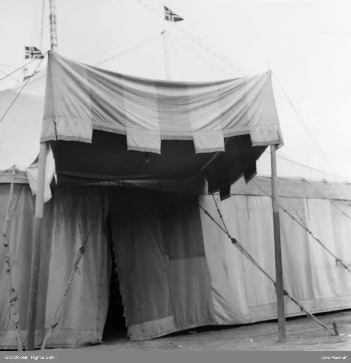 Cirkus Arnardo, telt, inngangsparti