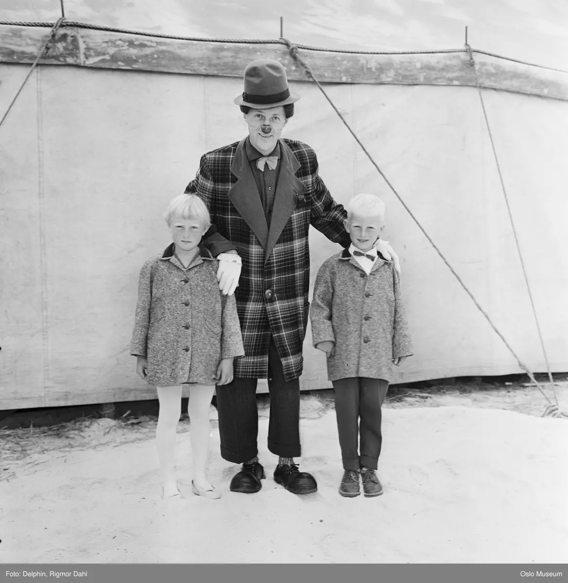 Cirkus Arnardo, telt, interiør, mann, klovn, jente, gutt