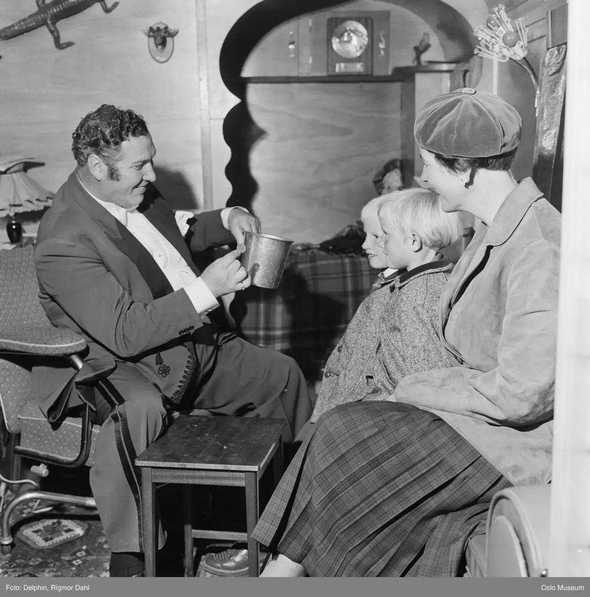 Cirkus Arnardo, telt, interiør, mann, tryllekunstner, sirkusdirektør, gutt, jente, kvinne