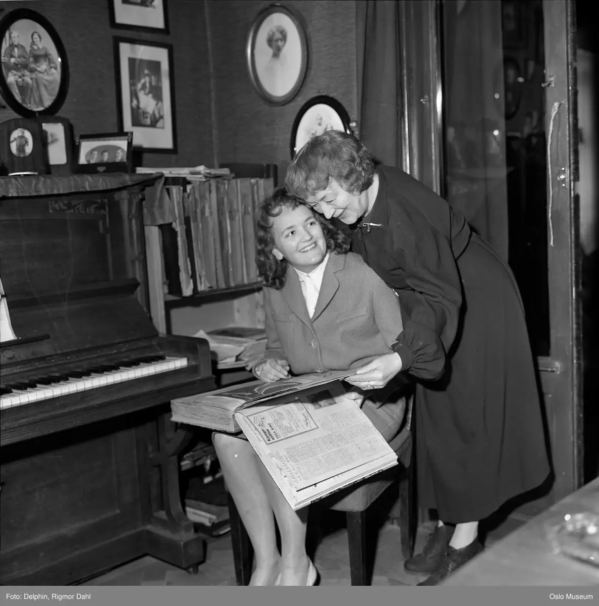 villa, interiør, kvinner, revyskuespiller, piano, utklippsbok