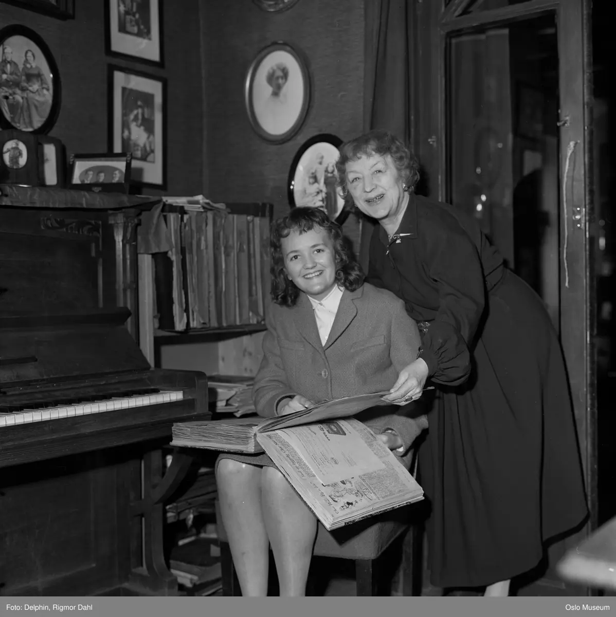 villa, interiør, kvinner, revyskuespiller, piano, utklippsbok