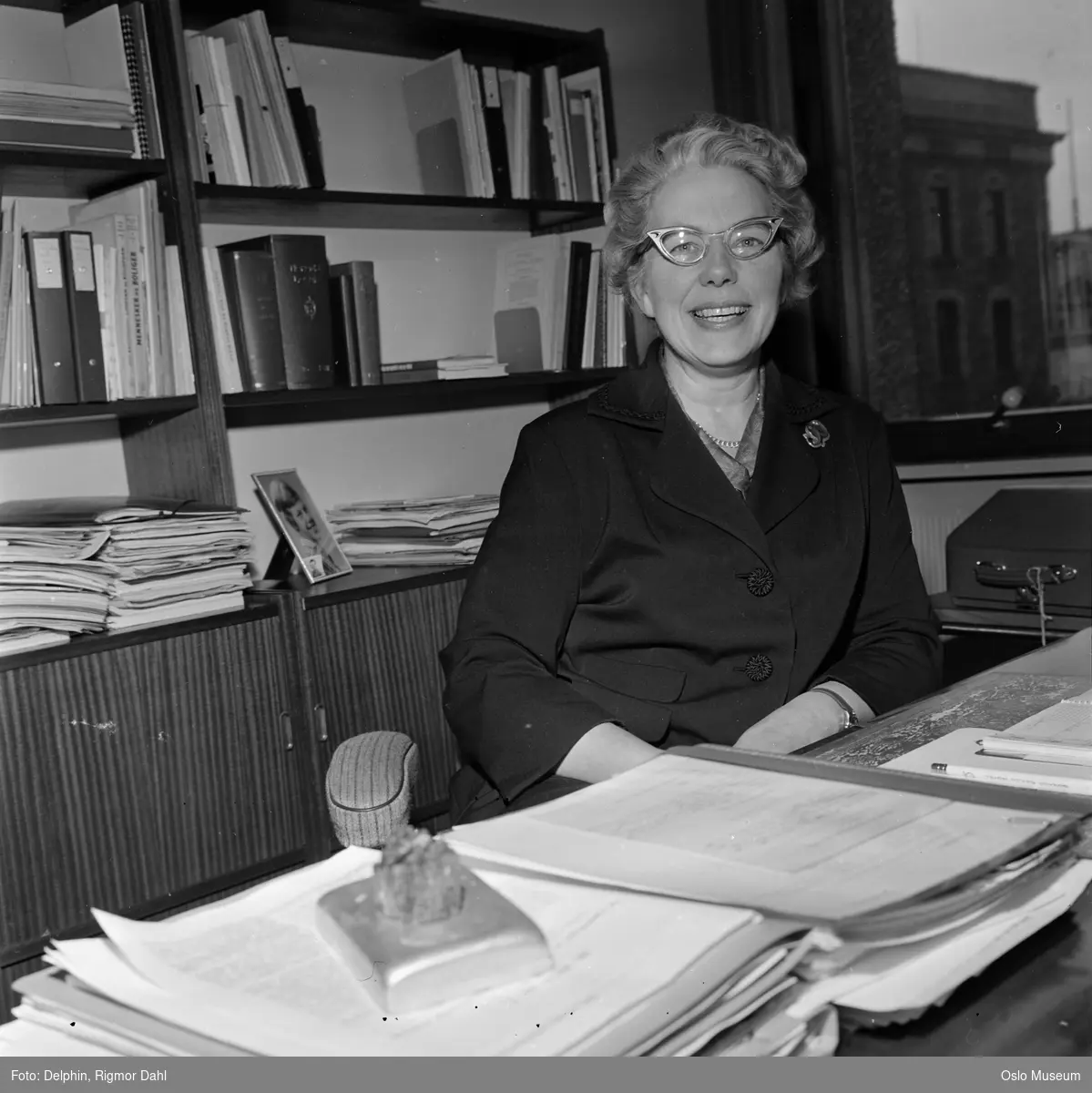 portrett, kvinne, statsråd, familie- og forbrukerminister, sittende ved skrivebord