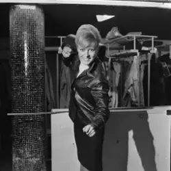 Grynet Molvig viser moter på Chat Noir.