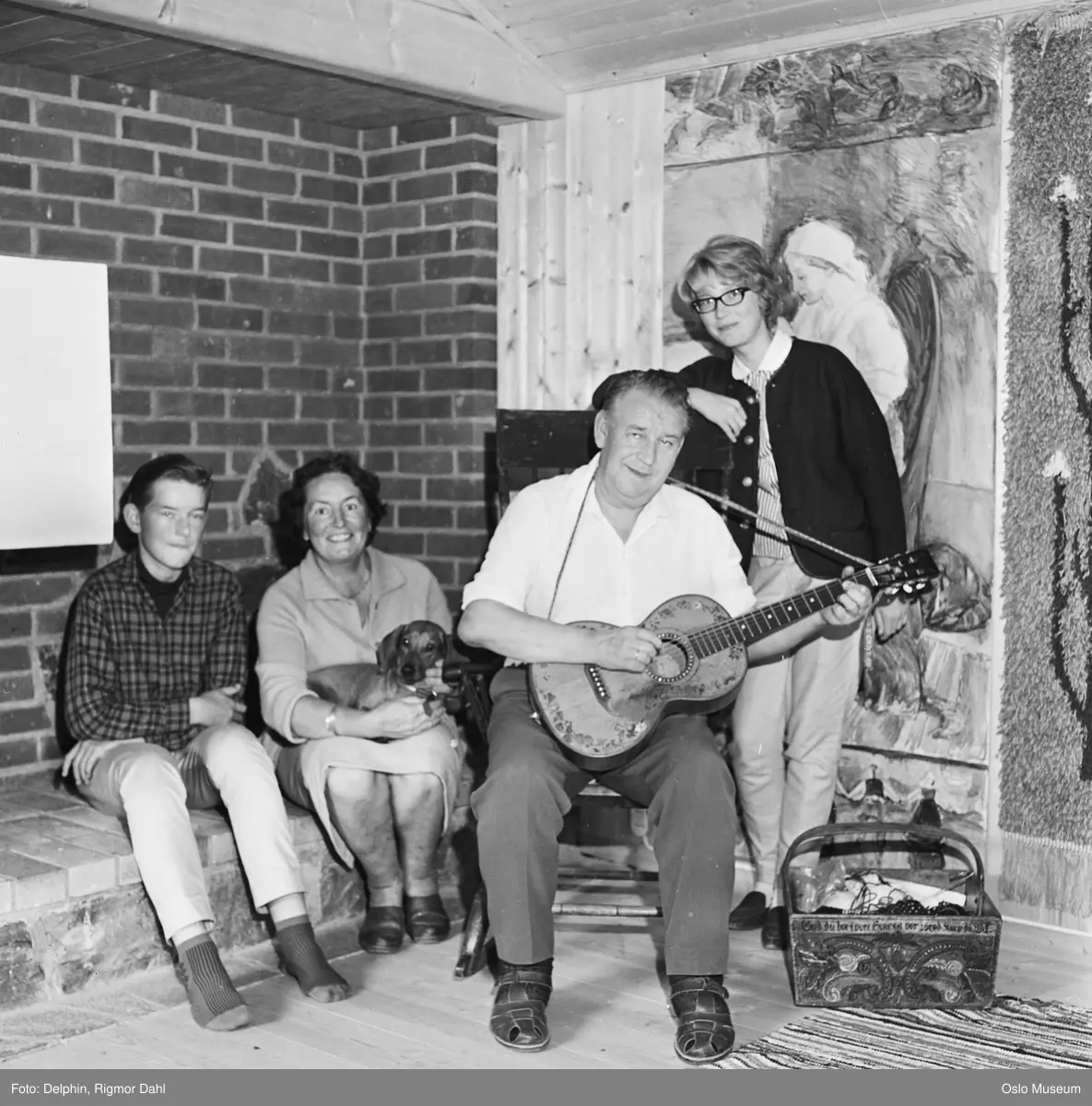 bolig, interiør, stue, familiegruppe, mann, forfatter, visesanger, gitar, kvinne, jente, gutt, hund