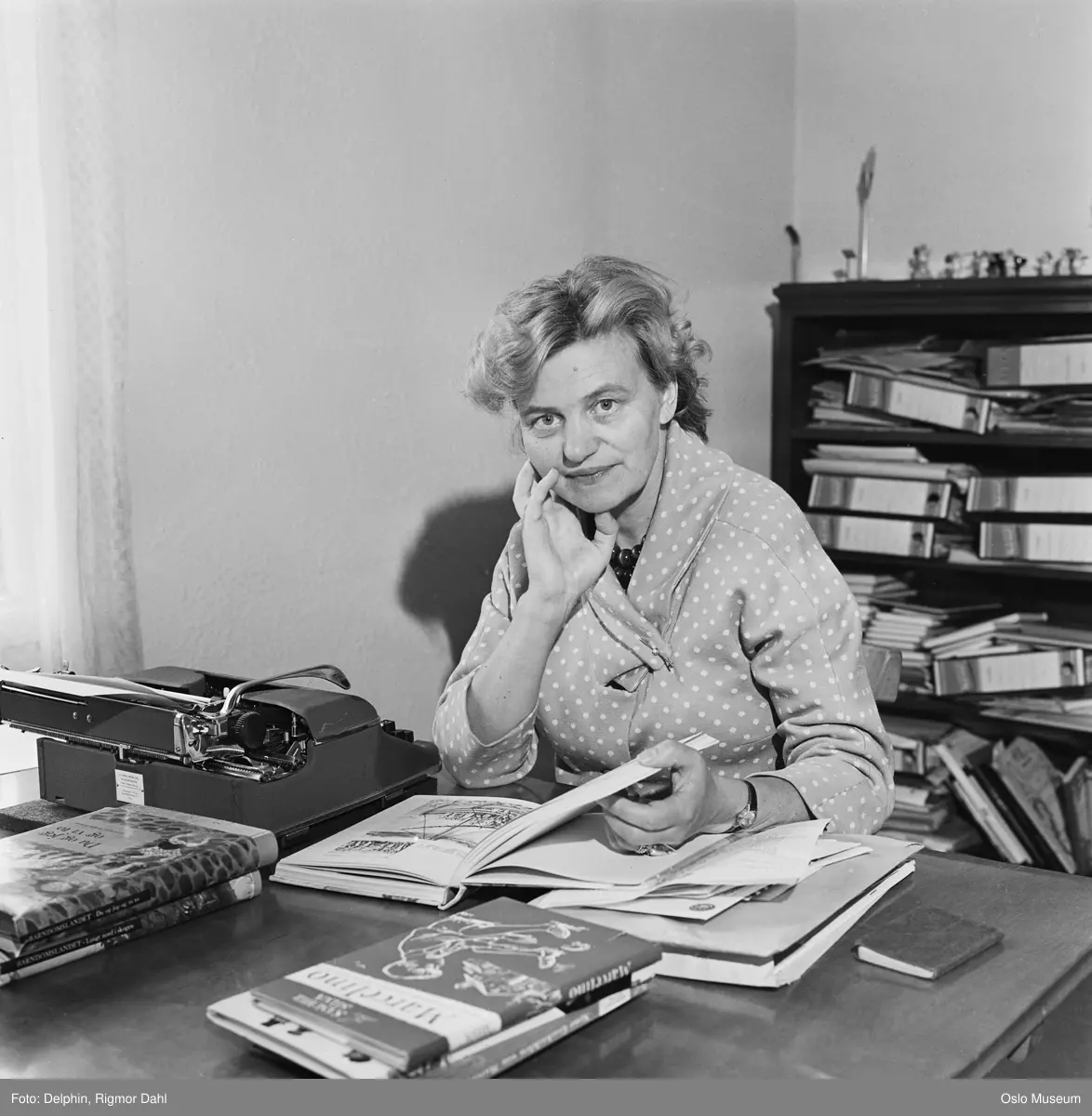 bolig, interiør, kontor, kvinne, bibliotekar, forfatter, oversetter, sittende halvfigur ved skrivebord, skrivemaskin