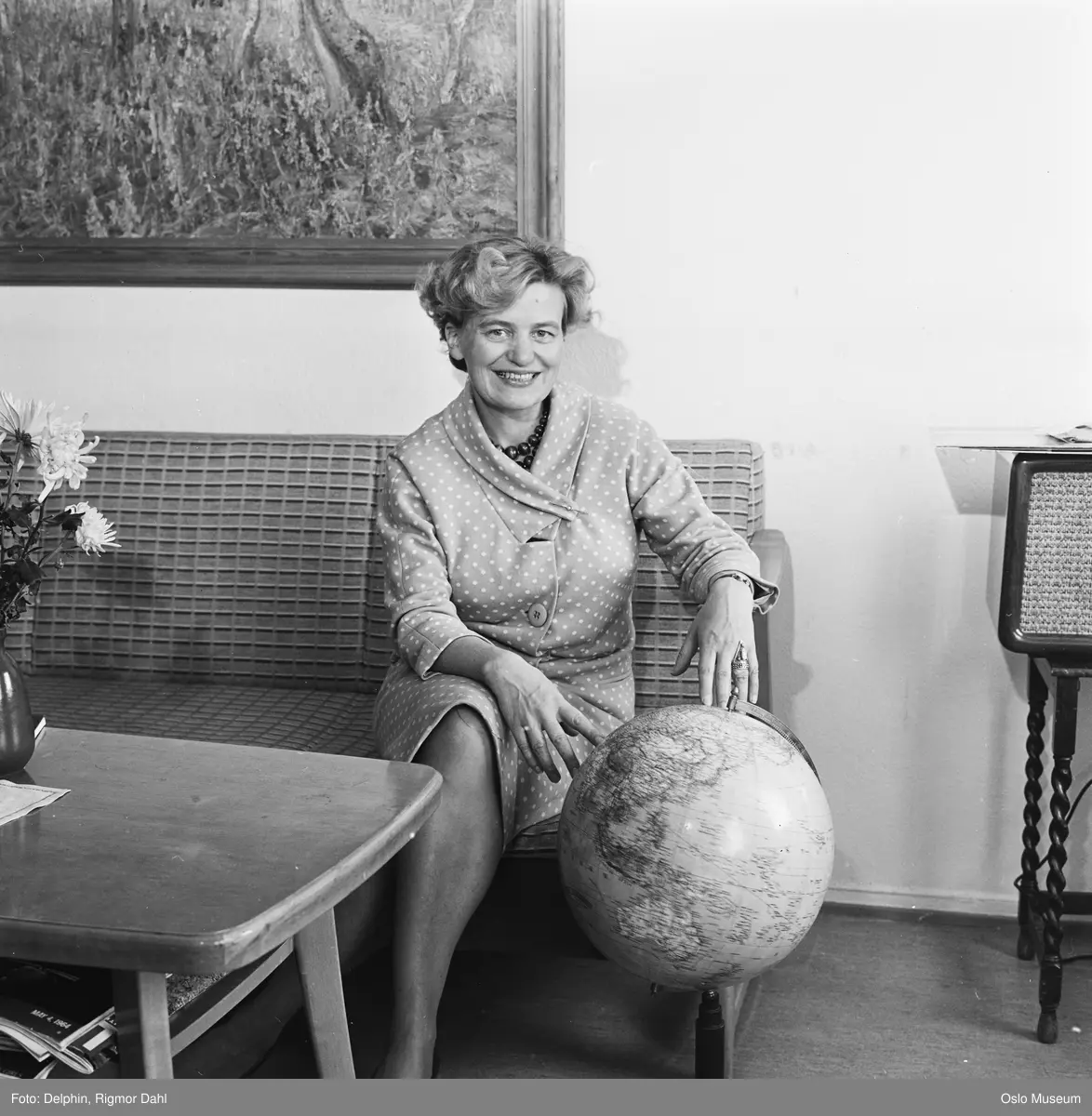 bolig, interiør, kontor, kvinne, bibliotekar, forfatter, oversetter, sittende helfigur, globus