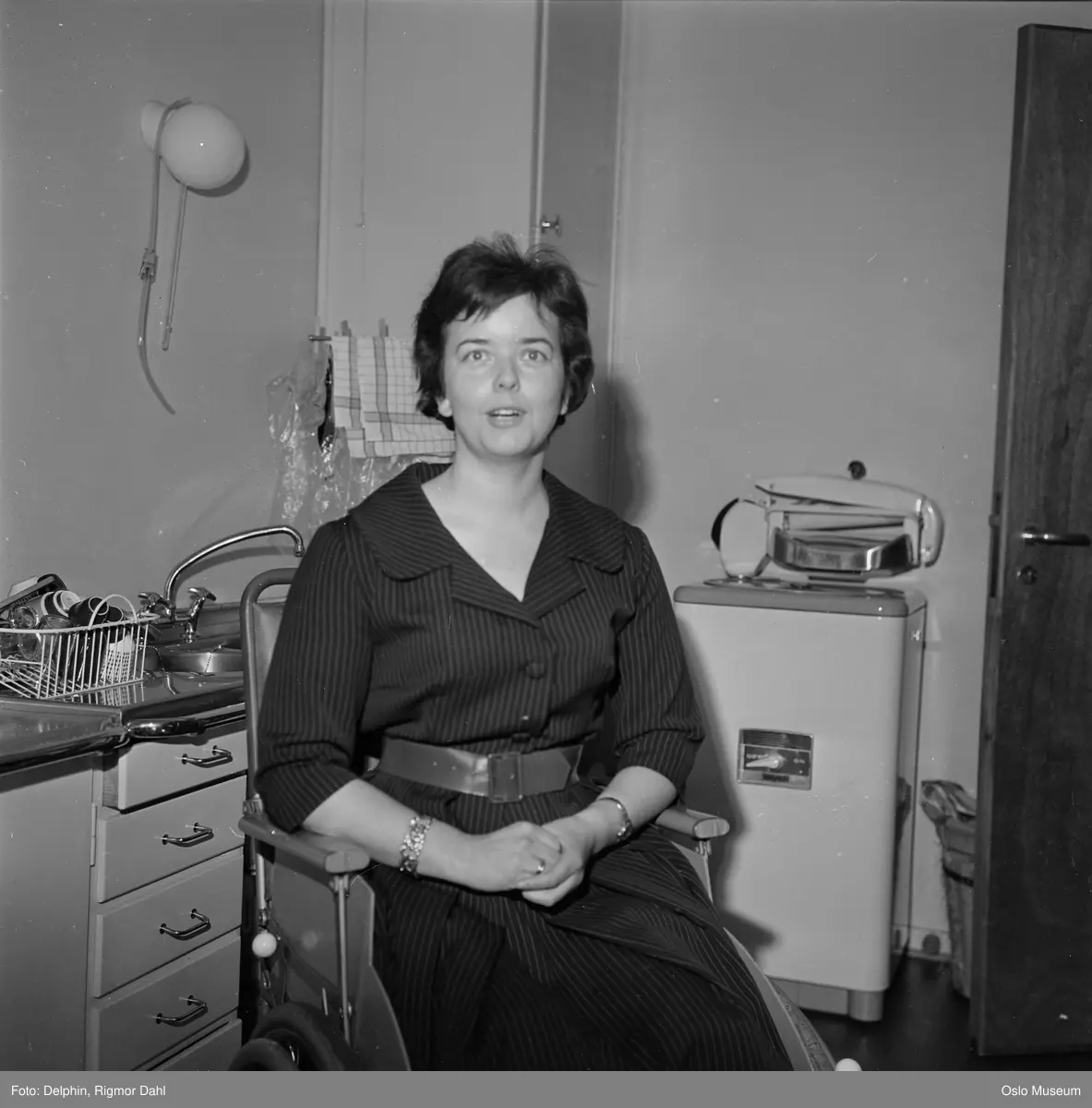 bolig, interiør, kjøkken, kvinne, rullestol