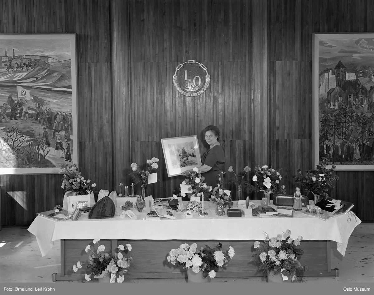 Folkets Hus, interiør, kvinne, 60-årsjubilant, gaver, blomster