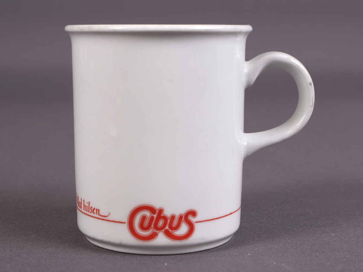 Kvitt krus med innskrifta "Med hilsen Cubus" i raud skrift.