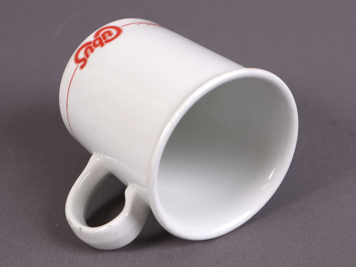 Kvitt krus med innskrifta "Med hilsen Cubus" i raud skrift.