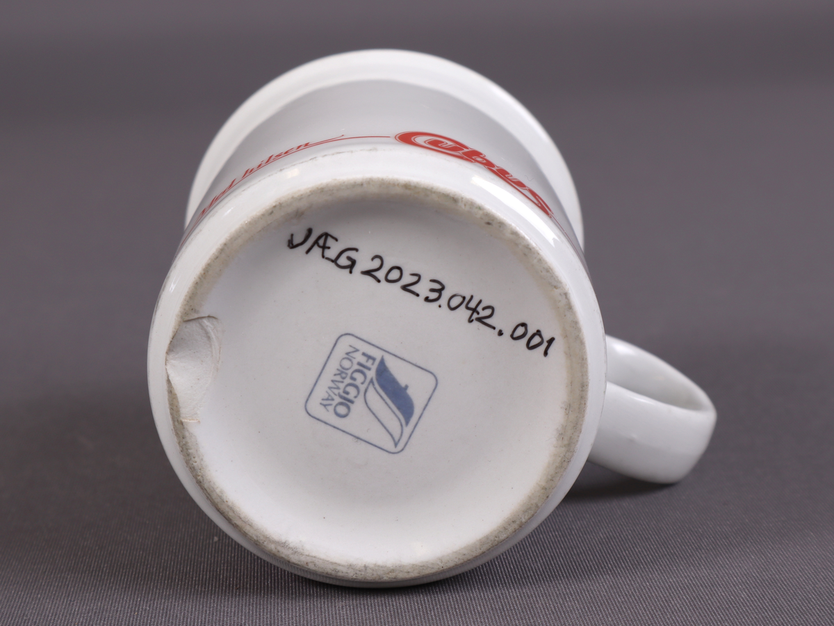 Kvitt krus med innskrifta "Med hilsen Cubus" i raud skrift.