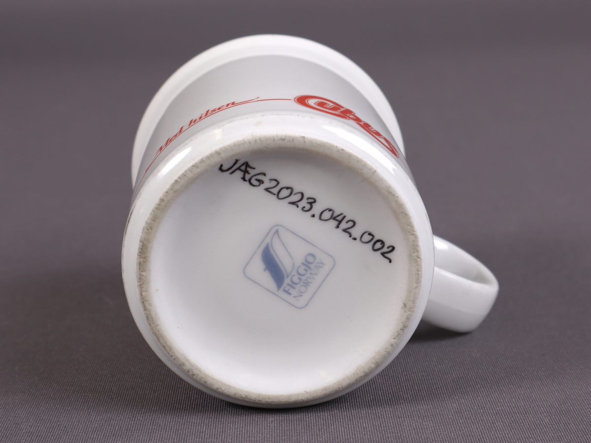 Kvitt krus med innskrifta "Med hilsen Cubus" i raud skrift.