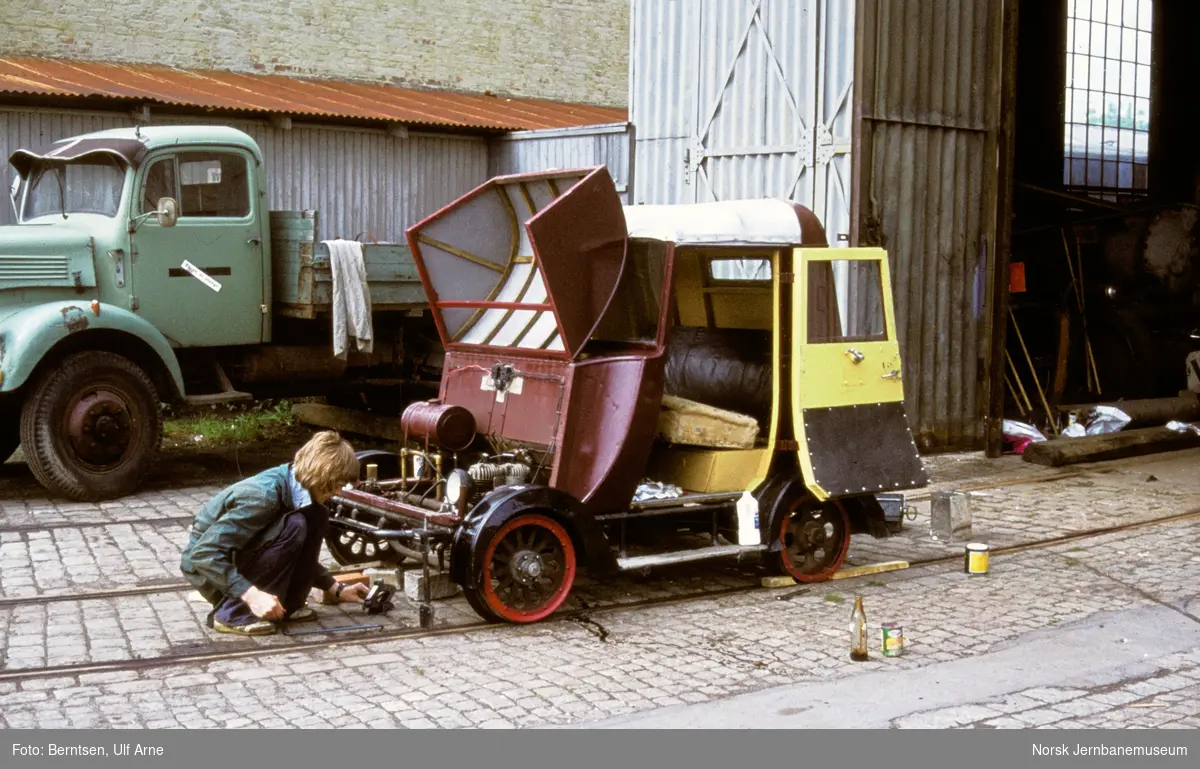 Motordresin nr. 5805 under oppussing ved vognhallen på Majorstuen