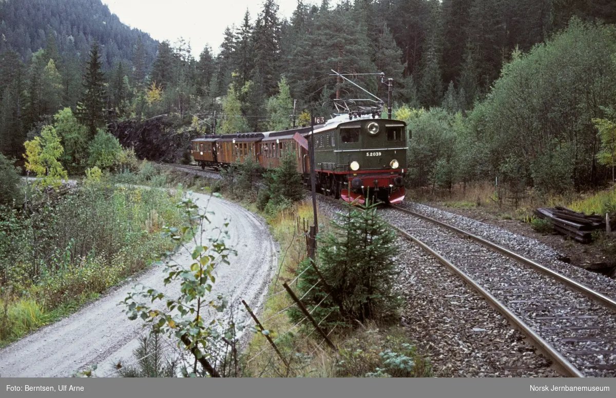 Elektrisk lokomotiv El 5 2039 foran veterantog til Rjukan mellom Notodden og Tinnoset stasjoner