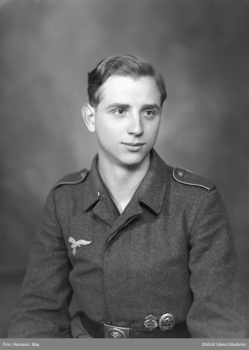 Portrett av tysk soldat. Bestillers navn: Hans Tillmann. Luftwaffe.