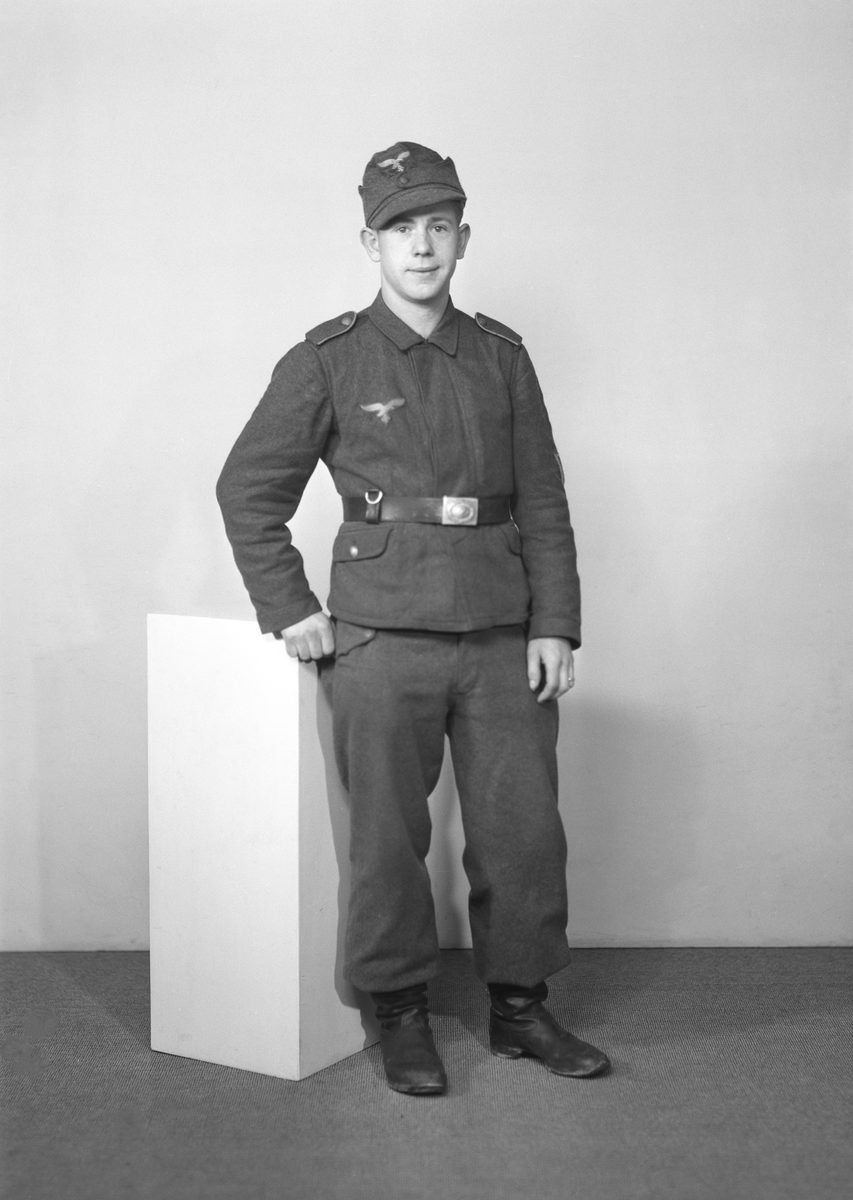 Portrett av tysk soldat. Bestillers navn: Sander. 6 postkort.  L 51434 B. Luftwaffe.