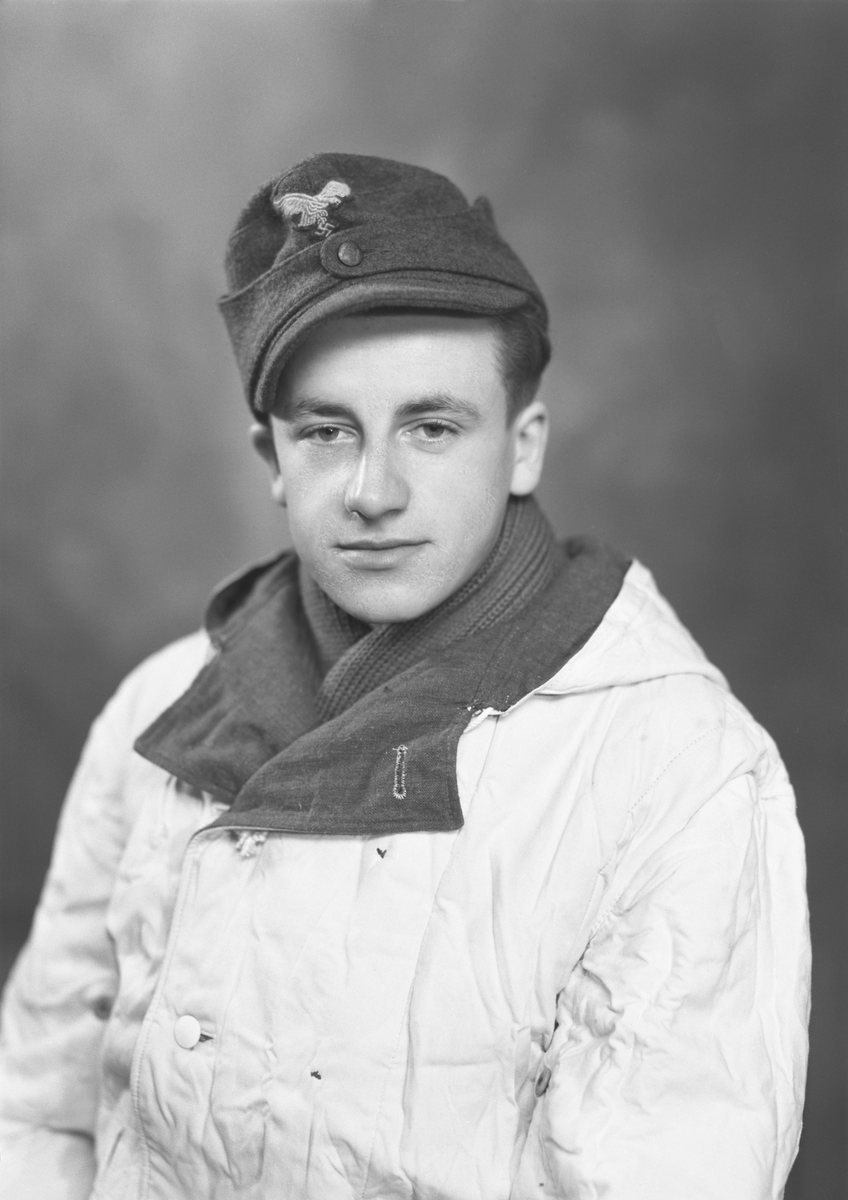 Portrett av tysk soldat. Bestillers navn: Gefreiter Schwartbeck. Luftwaffe. L. 51434 G. L. G. P. A. Berlin.  6 postkort.