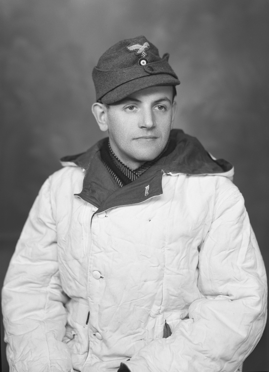 Portrett av tysk soldat. Bestillers navn: Hans Wulffmann eller Wuppmann. Luftwaffe. 6 postkort.