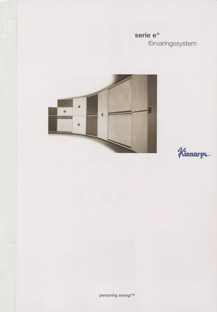 Skisser till ett kontorsmöbelsystem med förvaring och arbetsplatser som omfattar skåp, hurtsar, olika typer av bord, hyllor samt skärmar. Även referensmaterial i form av produktblad, kataloger m m.