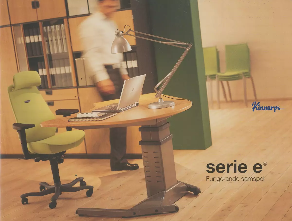 Skisser till ett kontorsmöbelsystem med förvaring och arbetsplatser som omfattar skåp, hurtsar, olika typer av bord, hyllor samt skärmar. Även referensmaterial i form av produktblad, kataloger m m.