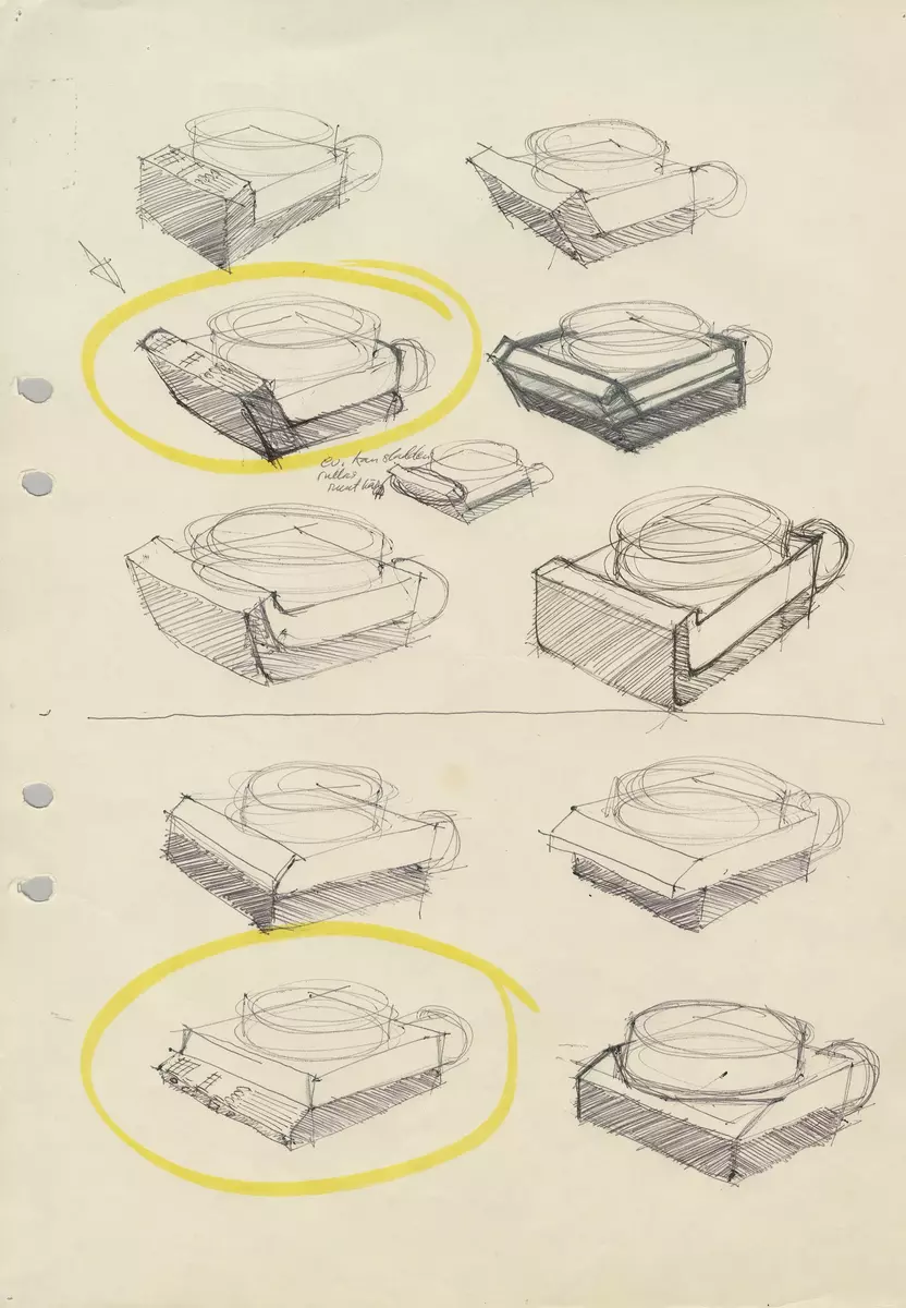 Skisser och ritningar med noteringar och måttangivelser till en projektor för 6x6 diabilder. Även referensmaterial innehållande fotografier och negativ av både modeller och färdig produkt, produktblad, listor på produktfunktioner, materialval m m, avtalsdisposition samt mötesprotokoll.