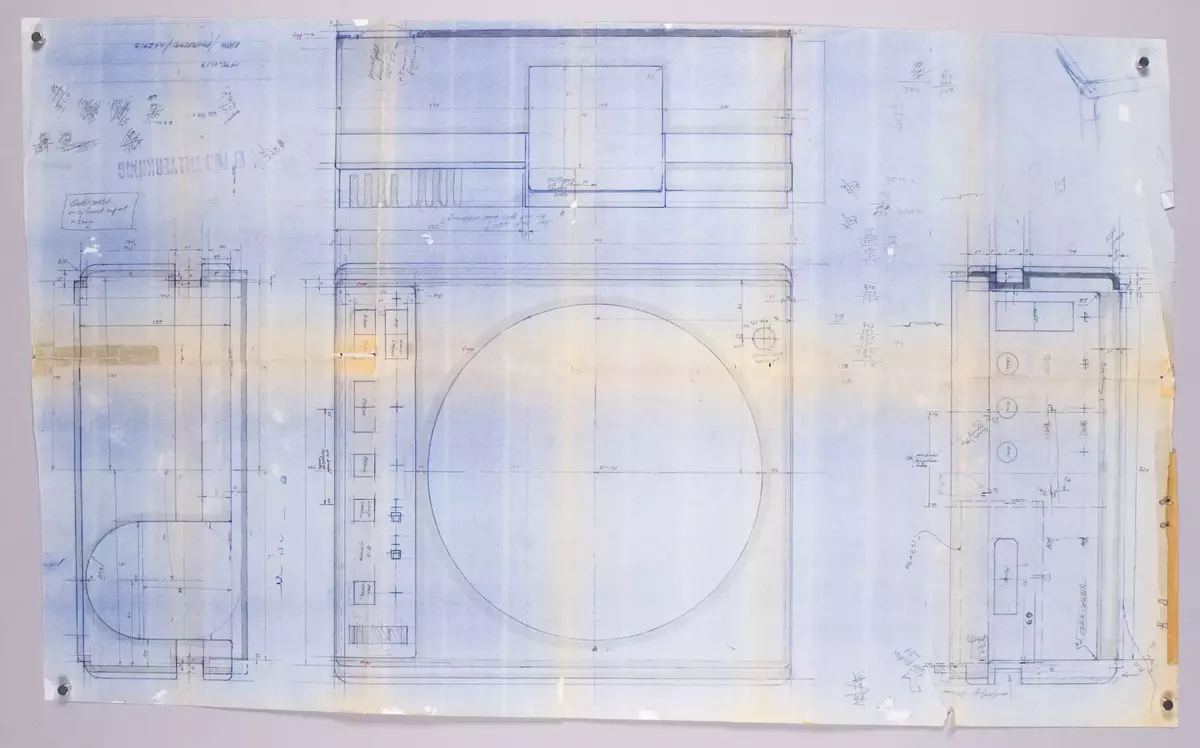 Skisser och ritningar med noteringar och måttangivelser till en projektor för 6x6 diabilder. Även referensmaterial innehållande fotografier och negativ av både modeller och färdig produkt, produktblad, listor på produktfunktioner, materialval m m, avtalsdisposition samt mötesprotokoll.