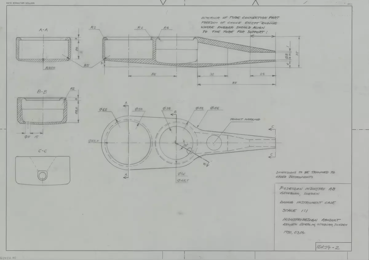 Skisser och idéskisser till en regulator och en hållare för dykarinstrument, samt referensmaterial i form av affischer och en presentation med polaroidfotografier och skisser. Enligt uppgift från formgivaren hade regulatorn först modellnamnet "Maximum" och sedan "Jet Stream". Noteringar. Måttangivelser.