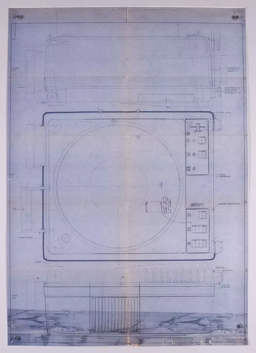 Skisser och ritningar med noteringar och måttangivelser till en projektor för 6x6 diabilder. Även referensmaterial innehållande fotografier och negativ av både modeller och färdig produkt, produktblad, listor på produktfunktioner, materialval m m, avtalsdisposition samt mötesprotokoll.