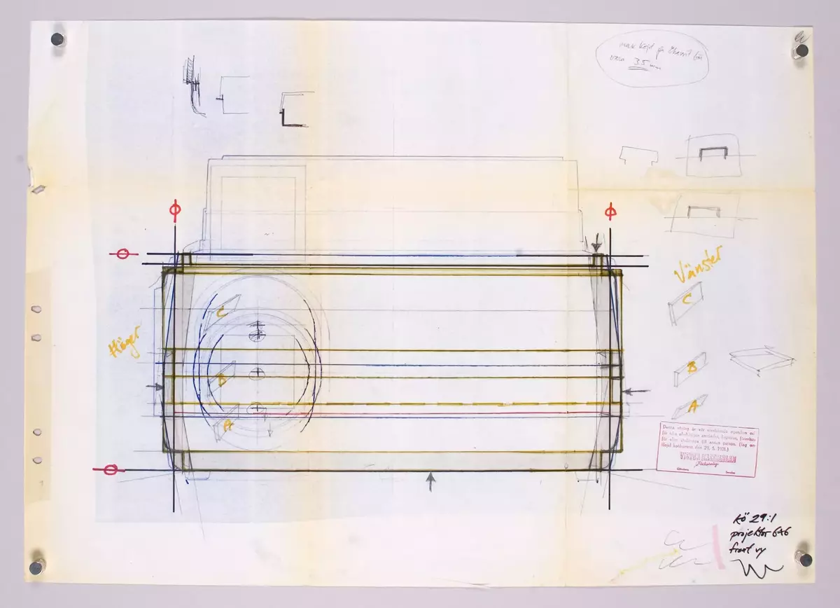 Skisser och ritningar med noteringar och måttangivelser till en projektor för 6x6 diabilder. Även referensmaterial innehållande fotografier och negativ av både modeller och färdig produkt, produktblad, listor på produktfunktioner, materialval m m, avtalsdisposition samt mötesprotokoll.