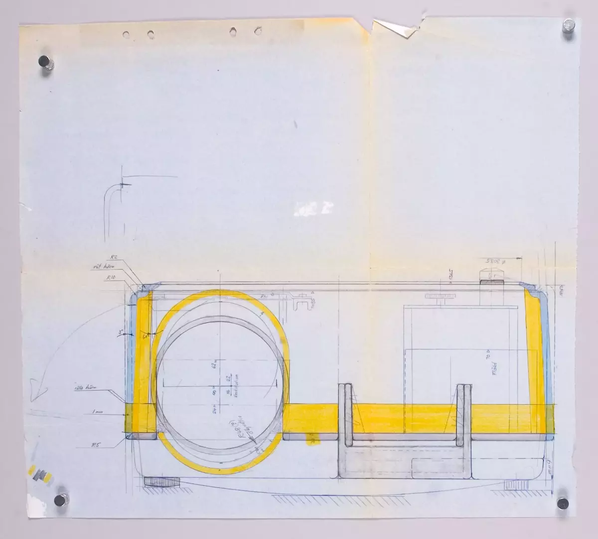 Skisser och ritningar med noteringar och måttangivelser till en projektor för 6x6 diabilder. Även referensmaterial innehållande fotografier och negativ av både modeller och färdig produkt, produktblad, listor på produktfunktioner, materialval m m, avtalsdisposition samt mötesprotokoll.