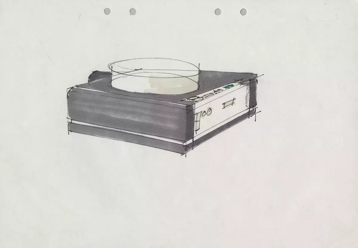 Skisser och ritningar med noteringar och måttangivelser till en projektor för 6x6 diabilder. Även referensmaterial innehållande fotografier och negativ av både modeller och färdig produkt, produktblad, listor på produktfunktioner, materialval m m, avtalsdisposition samt mötesprotokoll.