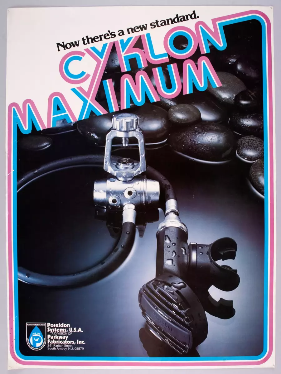 Skisser och idéskisser till en regulator och en hållare för dykarinstrument, samt referensmaterial i form av affischer och en presentation med polaroidfotografier och skisser. Enligt uppgift från formgivaren hade regulatorn först modellnamnet "Maximum" och sedan "Jet Stream". Noteringar. Måttangivelser.
