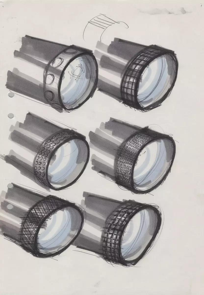 Skisser och ritningar med noteringar och måttangivelser till en projektor för 6x6 diabilder. Även referensmaterial innehållande fotografier och negativ av både modeller och färdig produkt, produktblad, listor på produktfunktioner, materialval m m, avtalsdisposition samt mötesprotokoll.