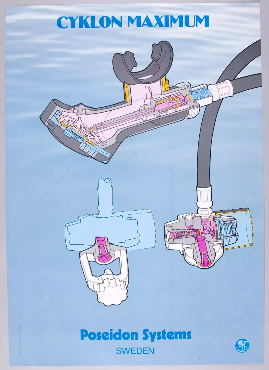 Skisser och idéskisser till en regulator och en hållare för dykarinstrument, samt referensmaterial i form av affischer och en presentation med polaroidfotografier och skisser. Enligt uppgift från formgivaren hade regulatorn först modellnamnet "Maximum" och sedan "Jet Stream". Noteringar. Måttangivelser.
