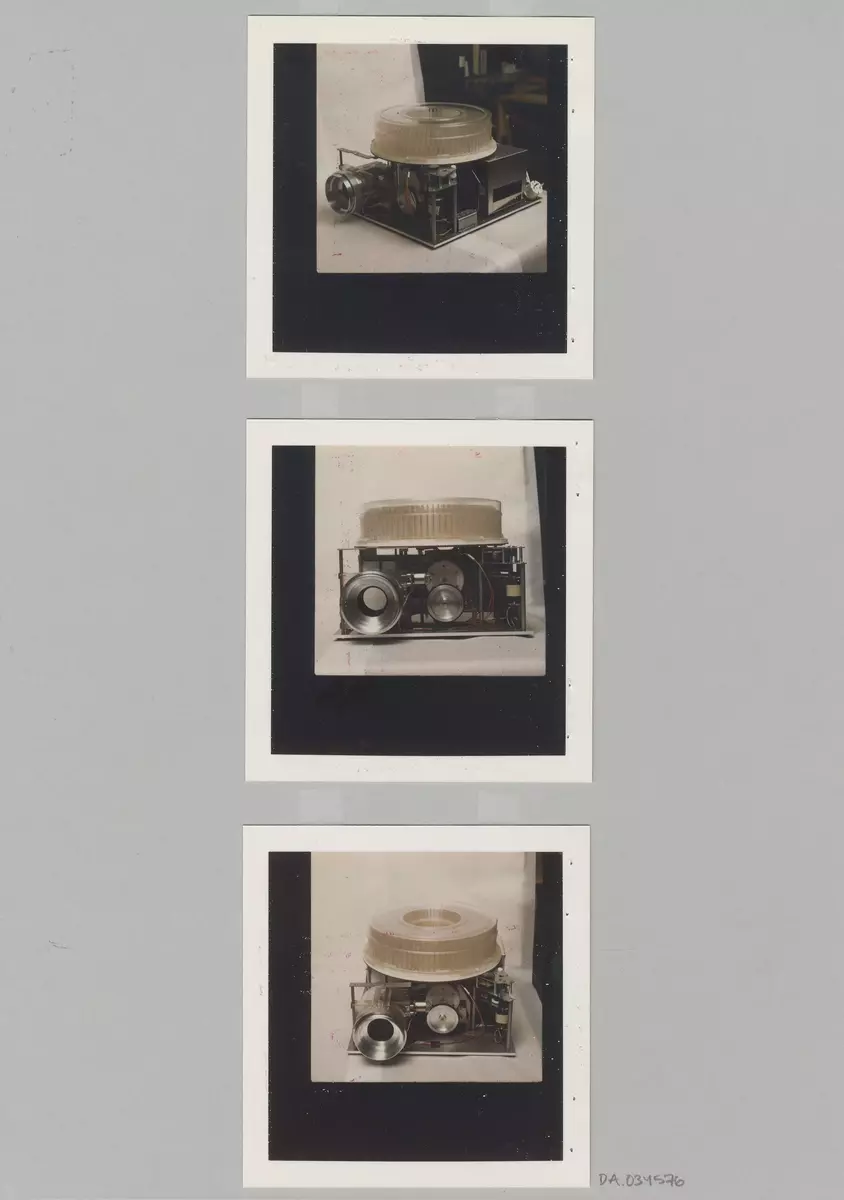 Skisser och ritningar med noteringar och måttangivelser till en projektor för 6x6 diabilder. Även referensmaterial innehållande fotografier och negativ av både modeller och färdig produkt, produktblad, listor på produktfunktioner, materialval m m, avtalsdisposition samt mötesprotokoll.