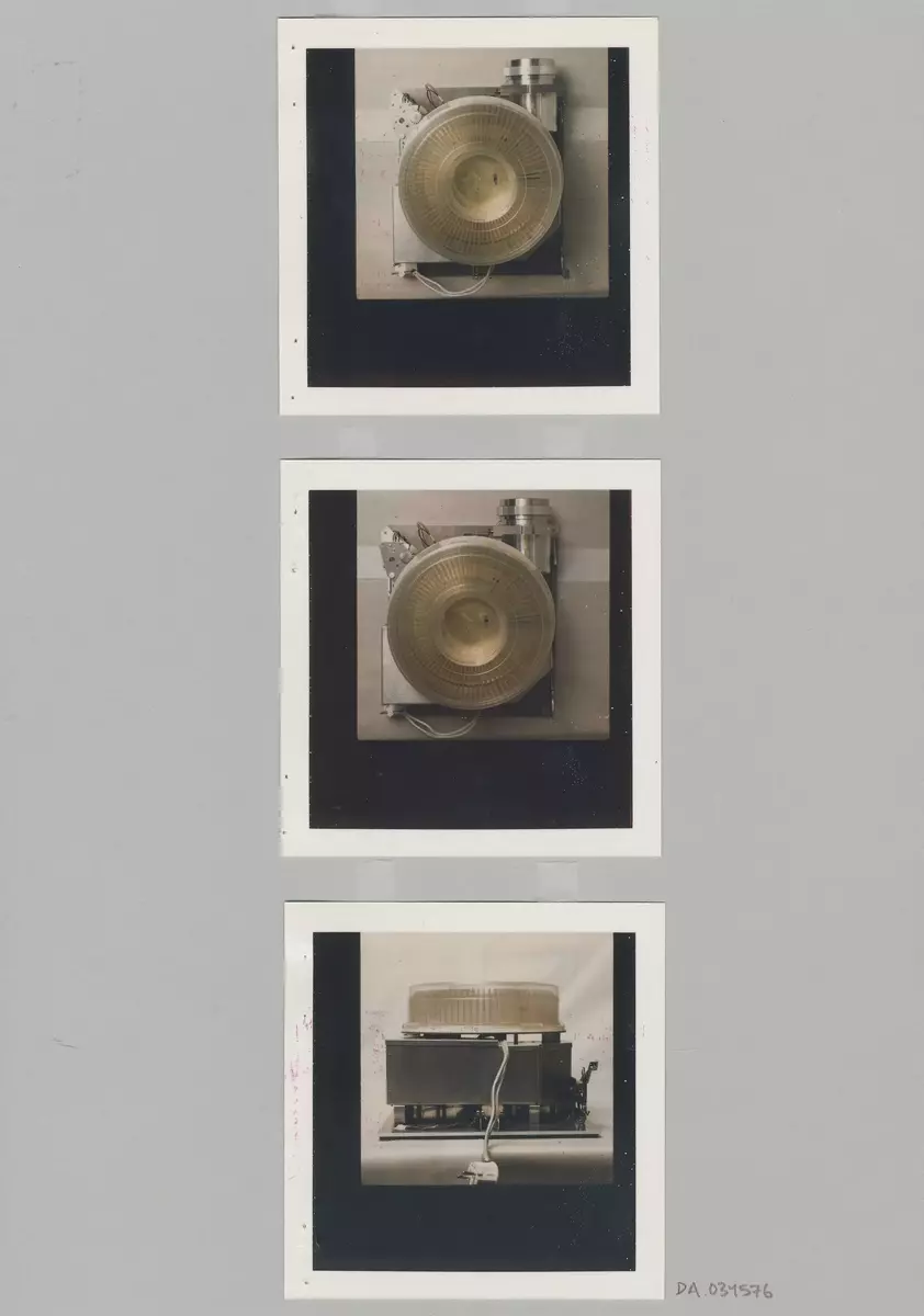 Skisser och ritningar med noteringar och måttangivelser till en projektor för 6x6 diabilder. Även referensmaterial innehållande fotografier och negativ av både modeller och färdig produkt, produktblad, listor på produktfunktioner, materialval m m, avtalsdisposition samt mötesprotokoll.