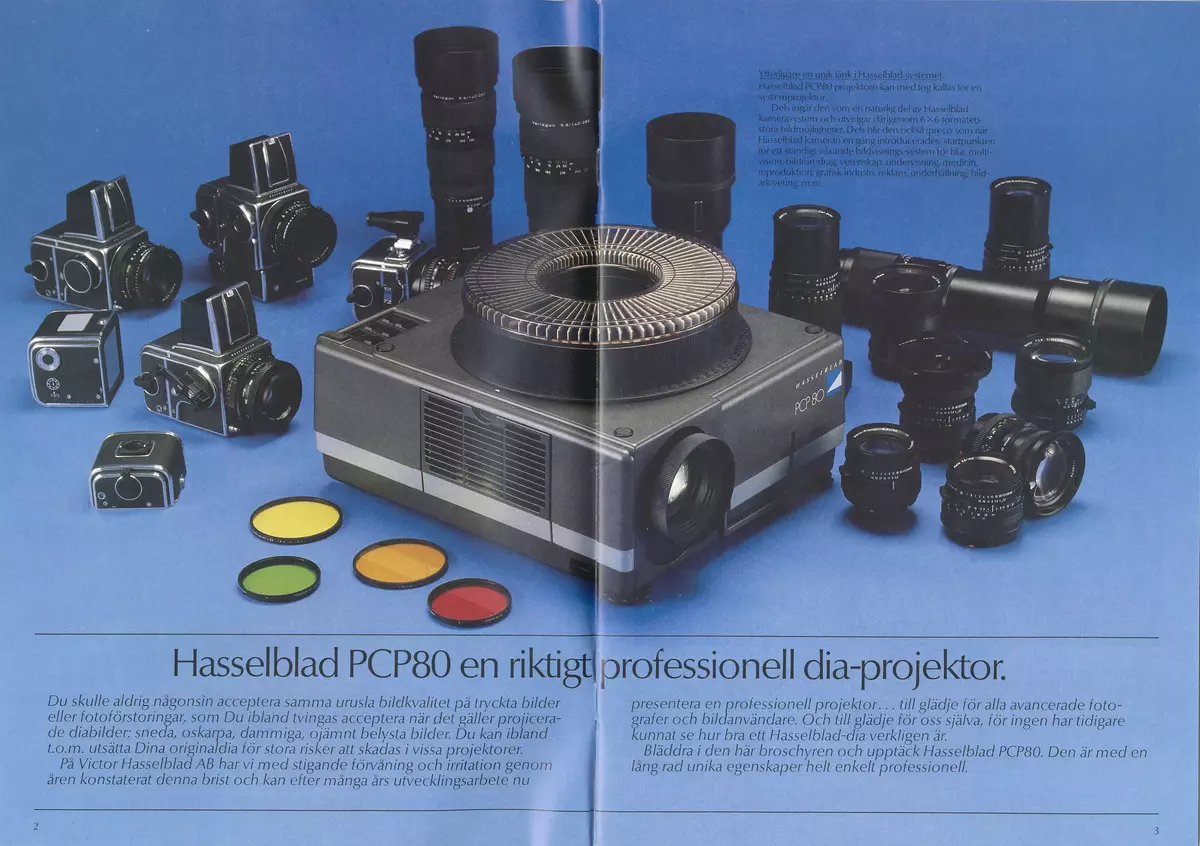 Skisser och ritningar med noteringar och måttangivelser till en projektor för 6x6 diabilder. Även referensmaterial innehållande fotografier och negativ av både modeller och färdig produkt, produktblad, listor på produktfunktioner, materialval m m, avtalsdisposition samt mötesprotokoll.